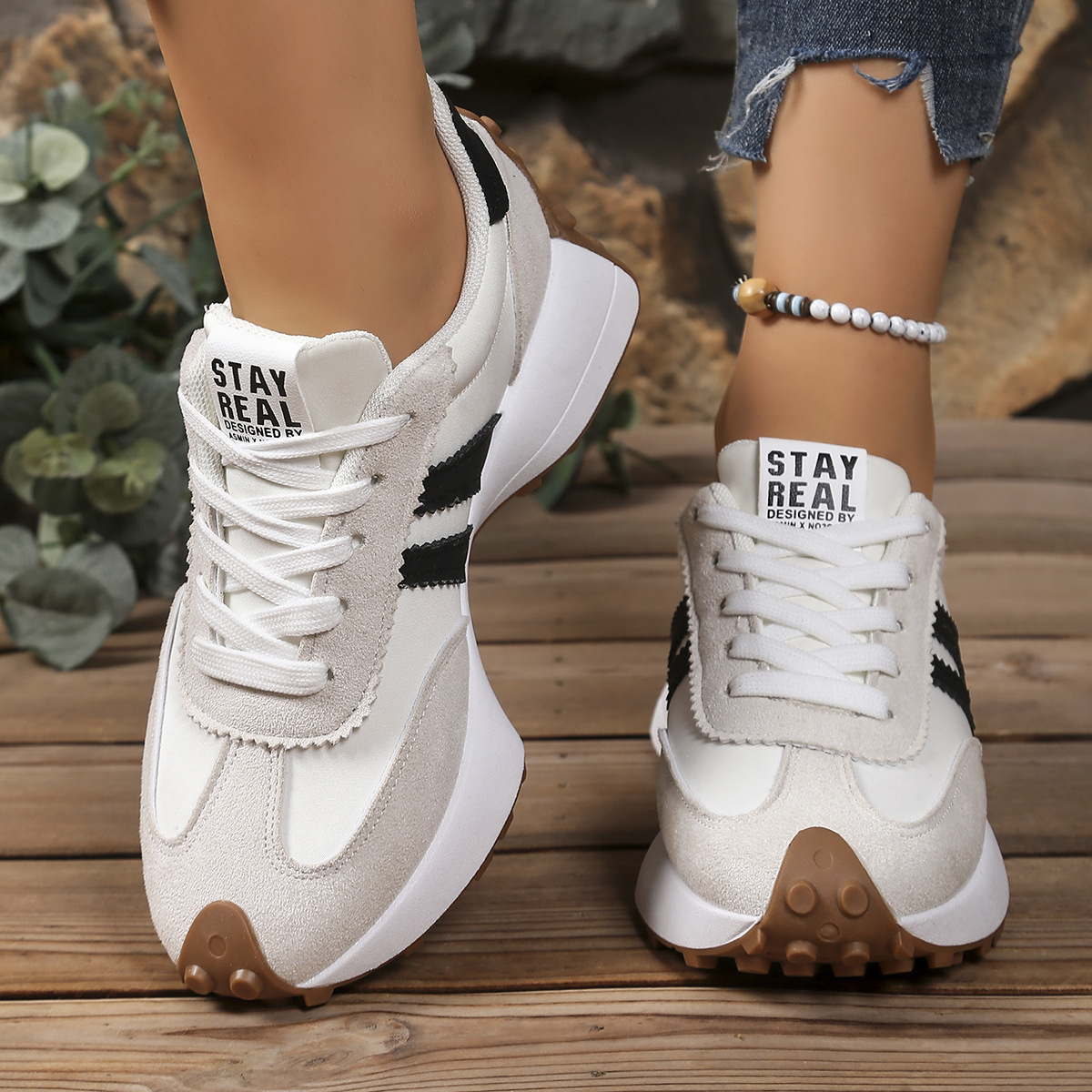Mira Sneakers