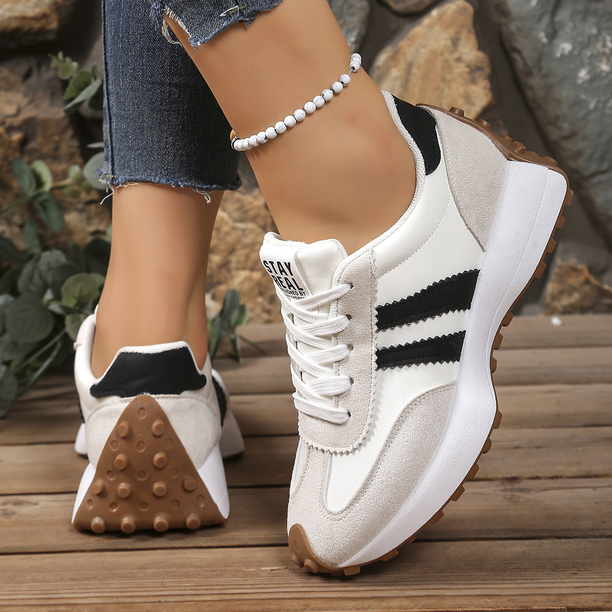 Mira Sneakers