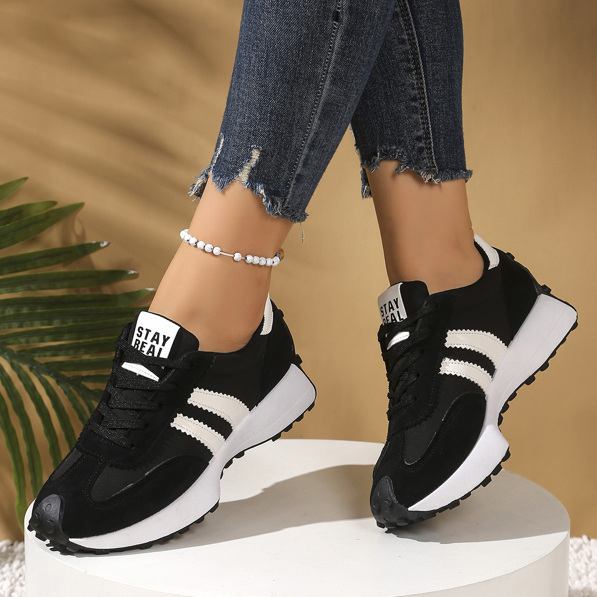 Mira Sneakers