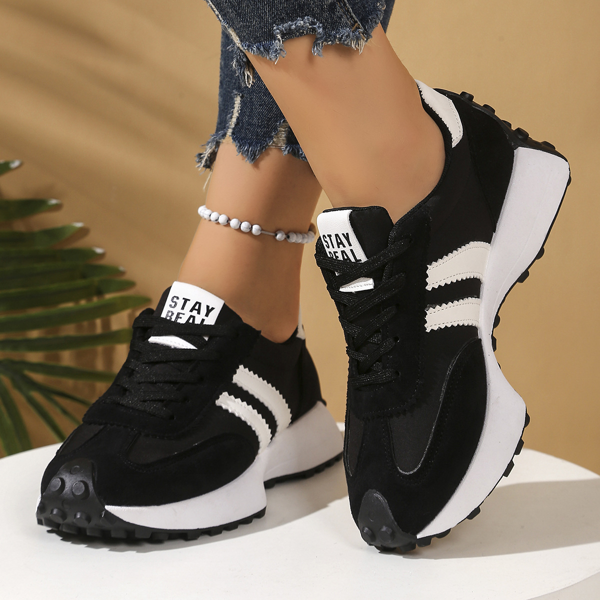 Mira Sneakers
