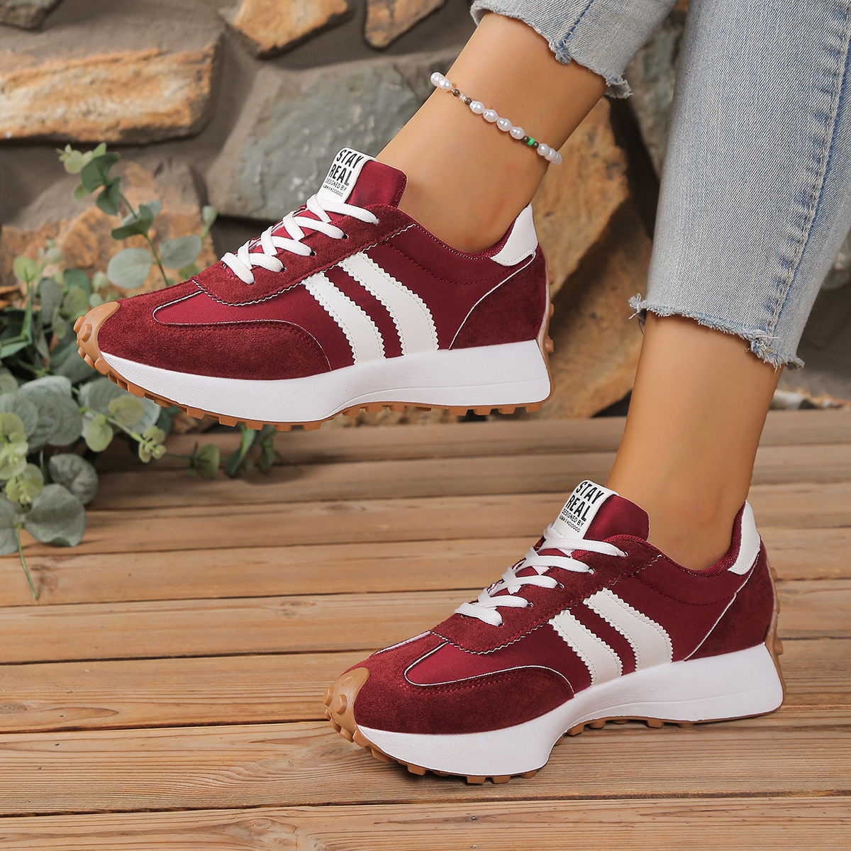 Mira Sneakers