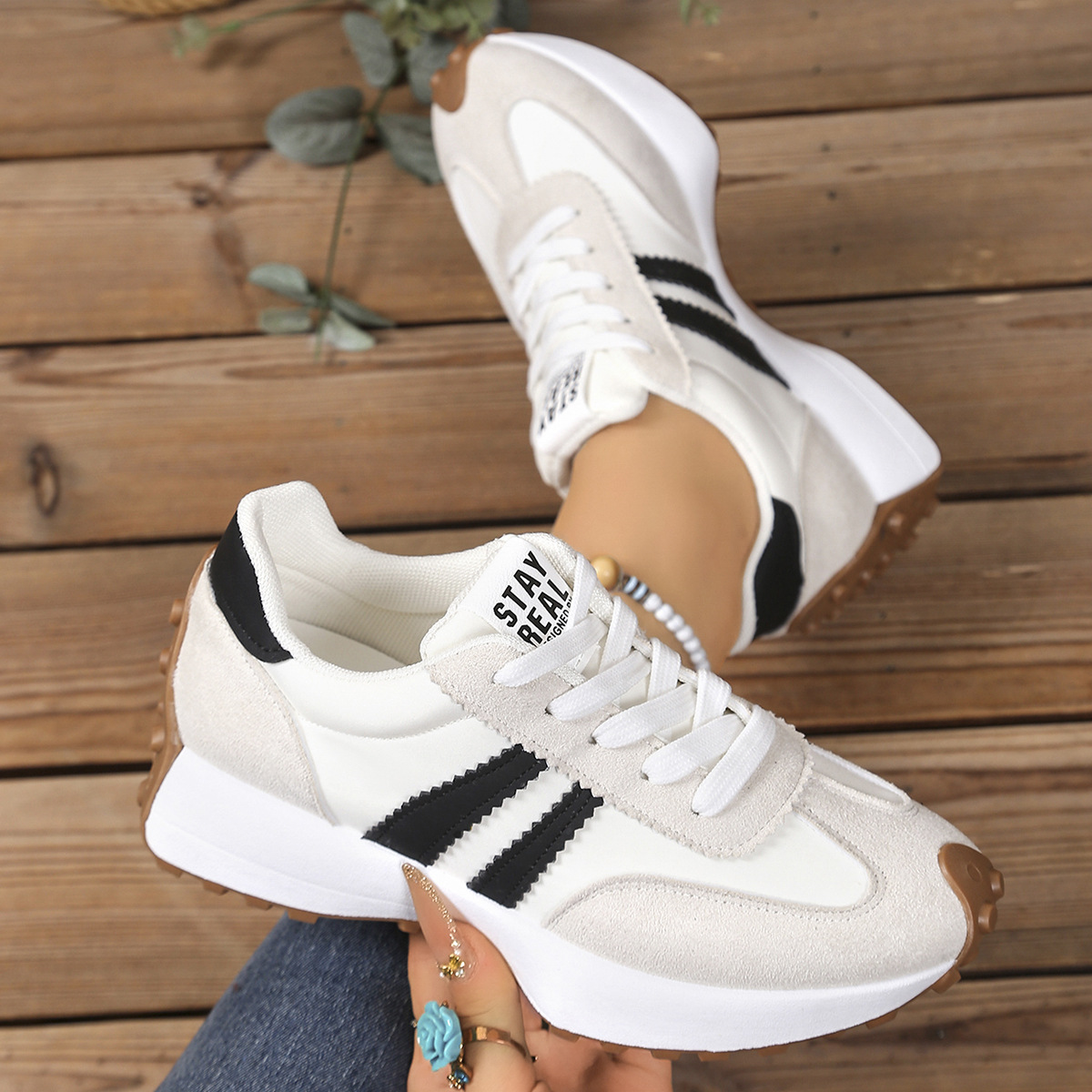 Mira Sneakers