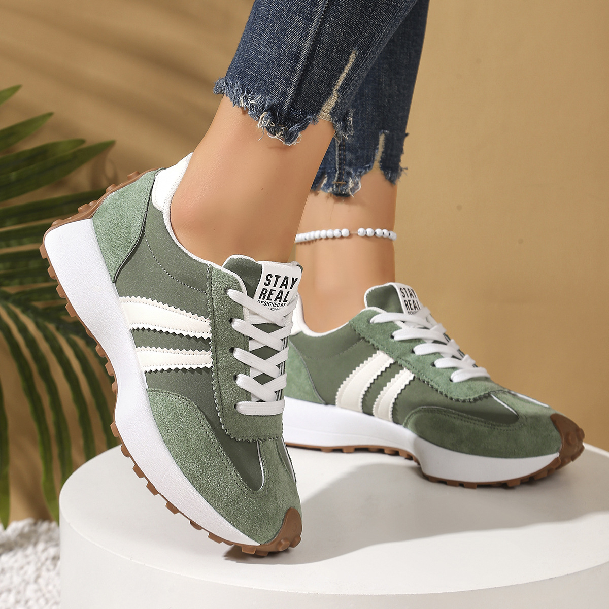 Mira Sneakers
