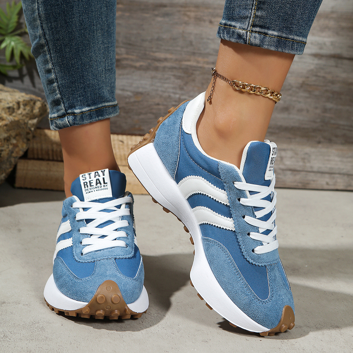 Mira Sneakers