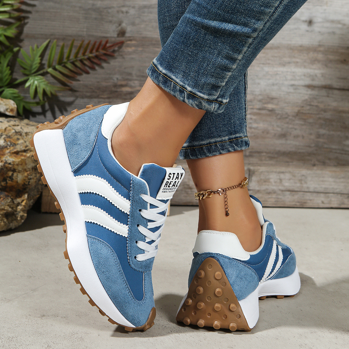 Mira Sneakers