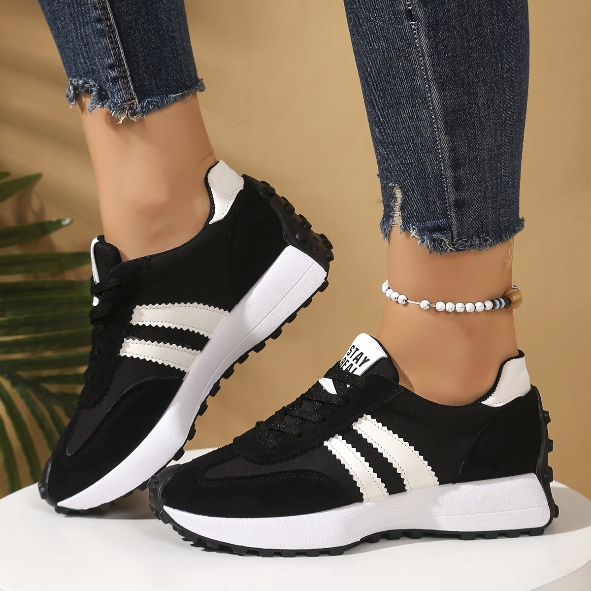 Mira Sneakers