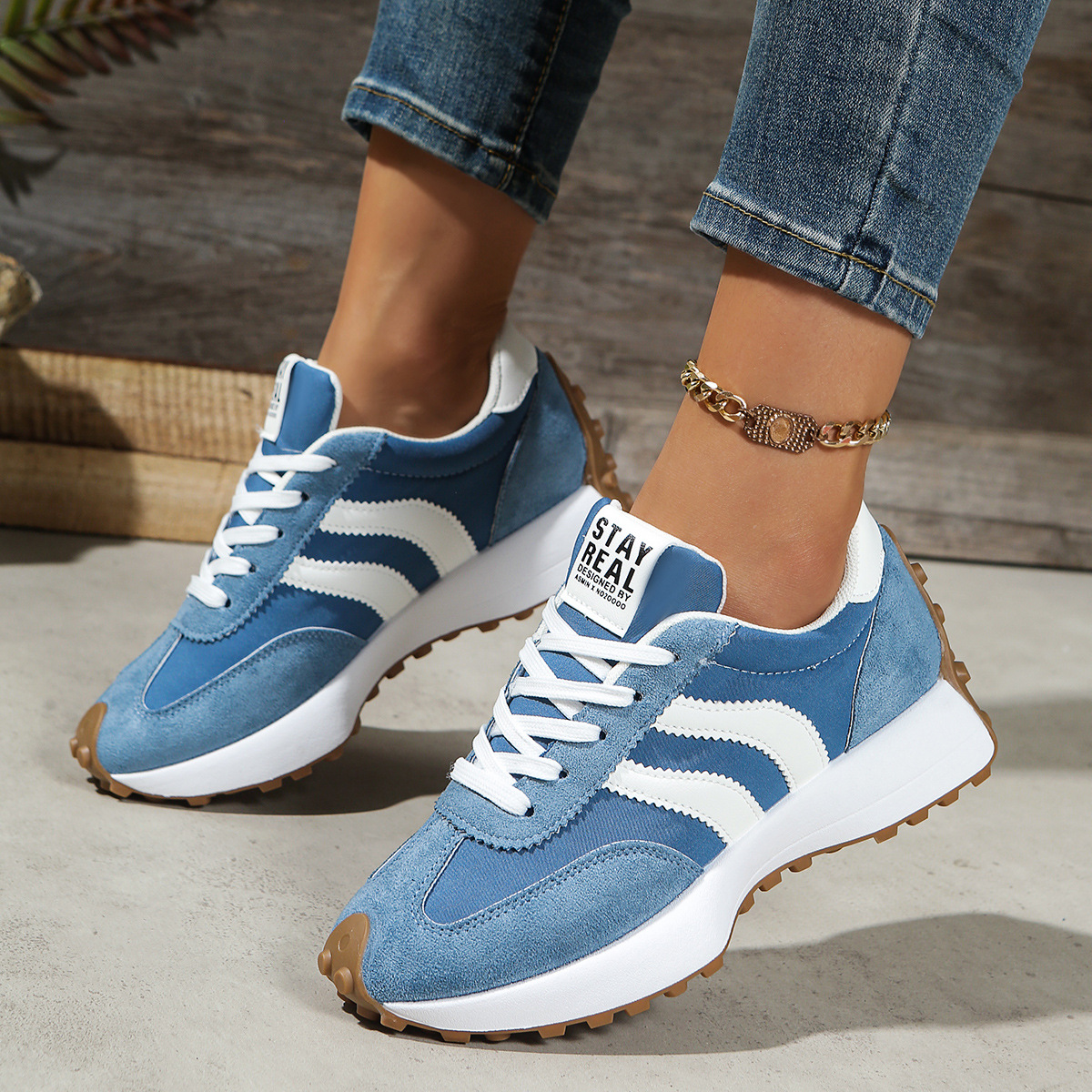 Mira Sneakers